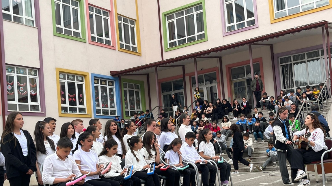 23 Nisan Ulusal Egemenlik ve Çocuk Bayramı okul programı gerçekleştirildi.